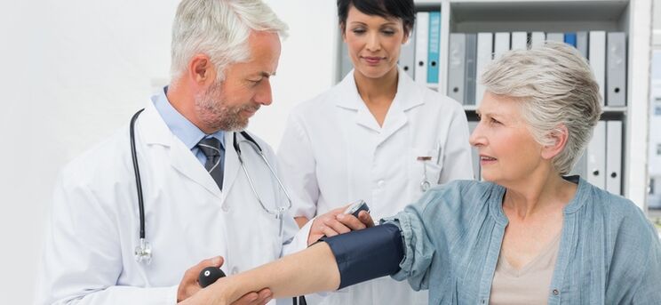 Medición da presión arterial para diagnosticar a hipertensión
